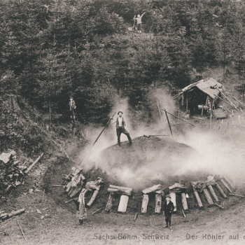 Historická fotografie výroby dřevěného uhlí na uzemí Českého Švýcarska