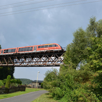 Vlak Dráhy národního parku na viaduktu ve Vilémově (foto Ivo Šafus)